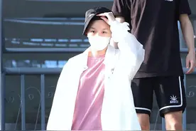 火箭少女杨芸晴为防晒穿长袖 掀帽子露白皙皮肤眼神呆萌图片