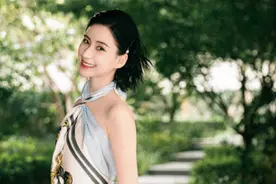 30岁何超莲太会打扮，165cm穿挂脖衫配高腰裤，真是时尚又有个性图片