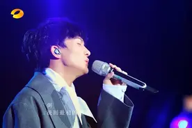 歌手 当打之年——宝藏男孩周深图片