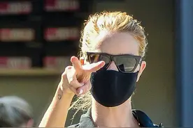 斯坦森娇妻外出被拍，霸气手势怼狗仔，网友：不愧是大哥的女人图片