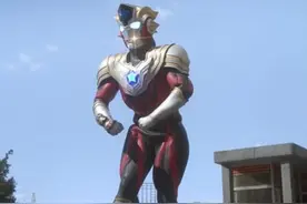 网友晒肌肉奥特曼手办，有这腱子肉打怪兽还用亮灯？图片