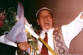 他是大名鼎鼎的西部歌王，一生因歌起又因歌落，三次入狱，饱受20年牢狱之灾，仍不忘留下无数脍炙人口的民歌图片