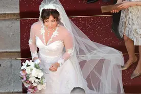 ladygaga白色婚纱太美，手拿捧花体态丰满，花童帮提头纱图片