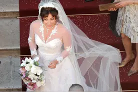 ladygaga白色婚纱太美，手拿捧花体态丰满，花童帮提头纱图片