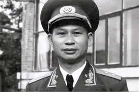 他是广东人，是邓姓唯一的开国中将，他是谁？图片