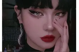 可爱圆脸女生超减龄的法式妆容，甜美法式风情穿搭呈现整体高级感图片