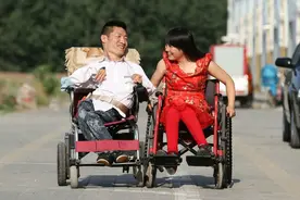 一对特殊的“轮椅夫妻”，家人都反对，他们相信爱情可以战胜一切图片