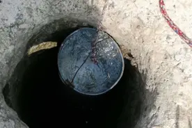 岁月悠悠，想起村口老辈子的吃水井图片