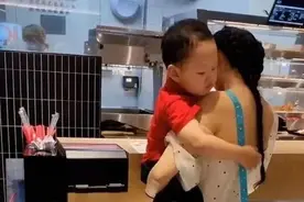 妈妈穿“露肩装”出门，直男宝宝为她操碎了心，暖心举动笑翻路人图片