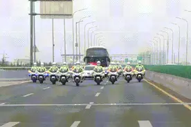 今天，临沂41位英雄回家，77名援鄂医疗队员全部归队！图片
