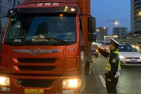 沪交警严查严处高架货车违法，3月以来已查获1374起！图片