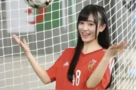 25岁鞠婧祎和22岁关晓彤，同穿足球服，小个子不输大长腿！图片