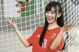 25岁鞠婧祎和22岁关晓彤，同穿足球服，小个子不输大长腿！图片
