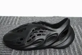 跑车设计洞洞鞋火了！易清洗防滑不臭脚，网友：穿上有“踩屎感”图片