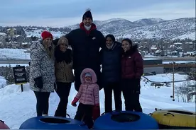 加索尔带瓦妮莎母女滑雪！科嫂穿印花棉服妆容美艳，搂着他笑开怀图片