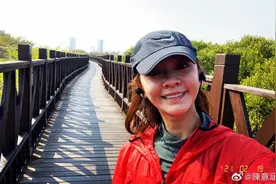 38岁陈意涵素颜跑步，不惧皮肤黝黑皱纹全露，表情娇羞仍似少女图片