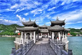 潮州有个神奇古桥，建于南宋，中间18个木船，晚上断开白天闭合图片