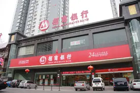 银行错打“巨款”！储户立即花完，犯法吗？储户：银行有规定图片