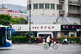 杭州这家传奇烧饼店50米外又开新店，还要24小时营业！老板有房有车有商铺：赚钱是辛苦的，不辛苦哪里有钱？图片