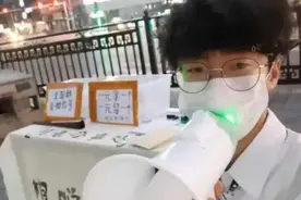 太奇葩了！长沙一19岁大学生创业摆摊当“月老”，每晚最少赚60元图片