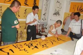 3岁小孩街头写书法，作品堪比“印刷体”，专家：并非好事图片