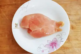 买鸡胸肉时，遇到这3种再便宜也别买，超市员工：我们自己都不吃图片