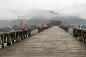 雨中走进抗美援朝渡江地之一“鸭绿江河口断桥”图片