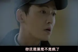 男子模仿瘸腿大叔走路，直接被帅哥一脚踢飞，尊老爱幼懂不懂！视频封面