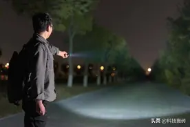 小米有品推出强光手电筒，能照300米远，续航7500分钟还支持防水图片