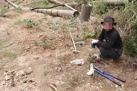 老人敲断电线杆盗取钢筋，致11个火车站停电！图片