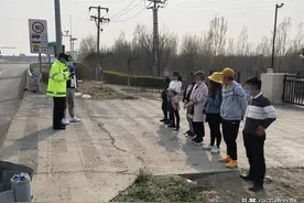 面包车多拉3人上高速 司机驾照记满分 须重考科目一图片
