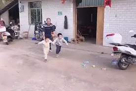 见面礼太大了！江西一女子回娘家，小侄子飞奔激动到把她扑倒在地图片