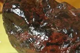 挖地窖时捡到一块流油的奇石，专家一看，老汉乐开了花图片