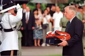 1997年香港回归场景如何？彭定康垂头丧气，一家人离港前痛哭流涕图片