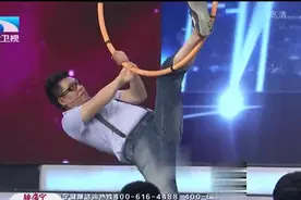 50多岁的漂亮大姐上台跳钢管舞，王为念忍不住，秀了一把图片