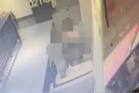 疑似星巴克店内现不雅视频，时长1分27秒！相关部门：已跟网警对接图片