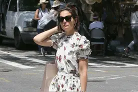 阿汤哥前妻凯蒂·霍尔姆 出街坐的士图片