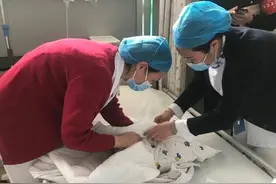 出生仅5天的弃婴体格检查无异常，市立医院医护人员担当她的“临时妈妈”图片