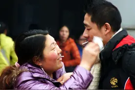 我在成都打拼，老婆留守老家，回家探亲时发现老婆和我哥们好上了图片