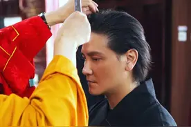 他是豪门太子爷和赵丽颖交好，年近50选择出家，今还俗亮相太冻龄图片