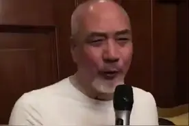 70岁徐少强携美女现身，浑身肌肉壮得像牛，三婚娶小30岁娇妻图片