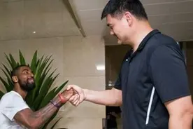跟姚明合影不能乱站，科比，丁俊晖都显尴尬 唯独杨幂最机智图片