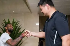 跟姚明合影不能乱站，科比，丁俊晖都显尴尬 唯独杨幂最机智图片