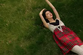 徐璐真的迷人，穿拼接格纹裙配白色蕾丝丝袜，躺草地上惊艳网友了图片