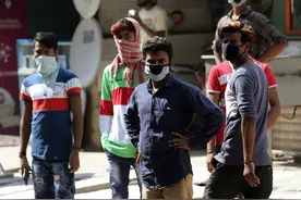 印度55岁新冠患者抢救无效死亡，家属大闹医院：当街烧毁救护车图片