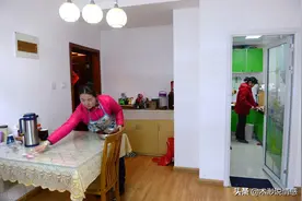 儿媳妇坐月子一天洗6次头，婆婆推开门一看，抱住儿媳痛哭图片