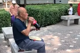 山西一大爷坐路边豪迈对瓶喝可乐，网友：好像看到了自己50年后的样子图片