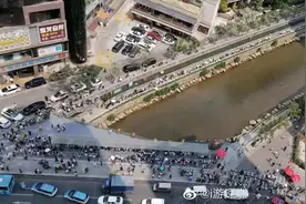 恶心！男子喝奶茶竟喝出虫子，当场呕吐不止！奶茶到底是用什么做的？看完突然觉得不香了图片