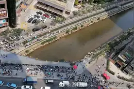 恶心！男子喝奶茶竟喝出虫子，当场呕吐不止！奶茶到底是用什么做的？看完突然觉得不香了图片