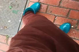 走在路上，青岛一女子惨遭行车溅水！律师：可索赔图片